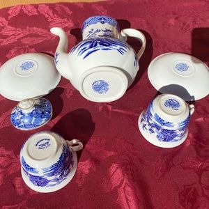 Blue Willow Elegant Pagoda Temple and Nature Teapot and 2 cups/saucers